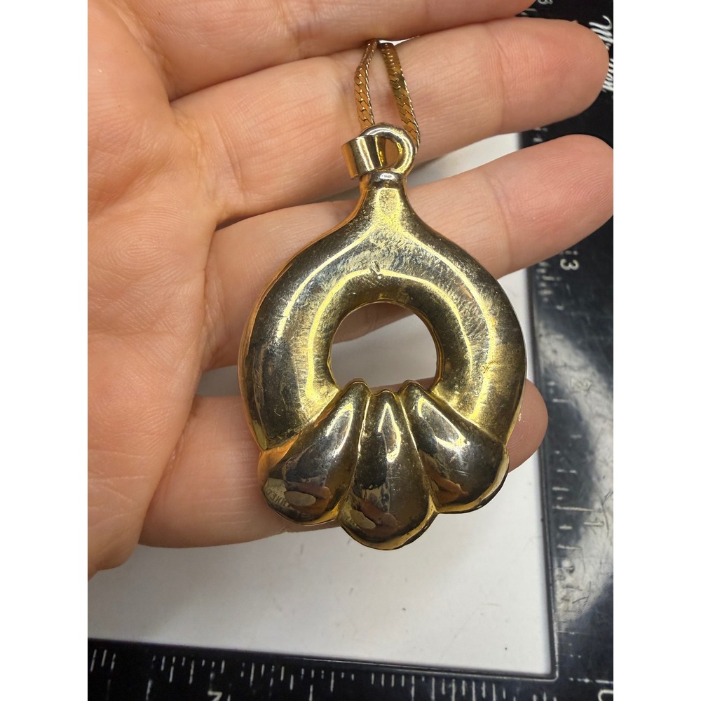 Vintage Gold Tone Open Circle Scalloped Pendant Necklace Flat Herringbone Chain